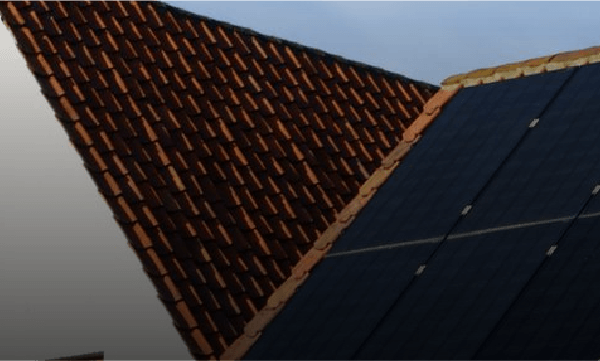 Familia en su hogar ahorrando con energía solar — perfil Javier